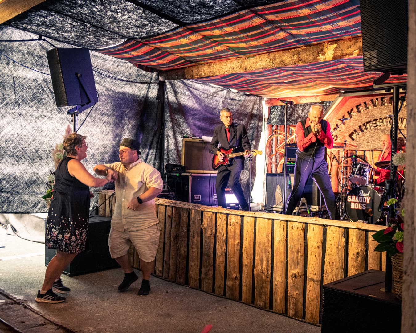 The crowd dancing in front of the stage in Sykkelverkstedet.